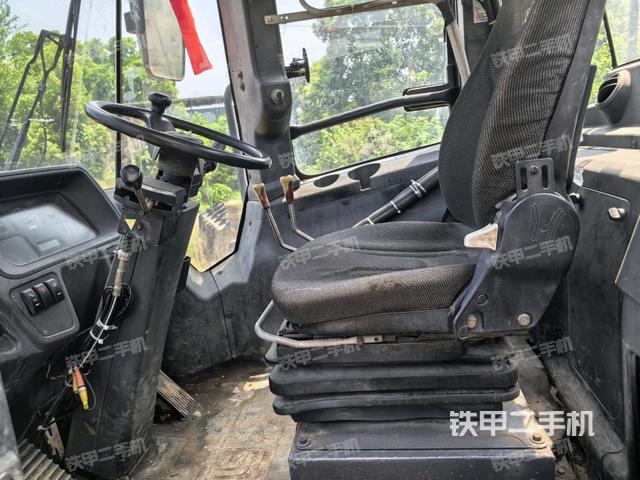 駕駛室內(nèi)部(駕駛室部分) 駕駛室內(nèi)部(駕駛室部分)