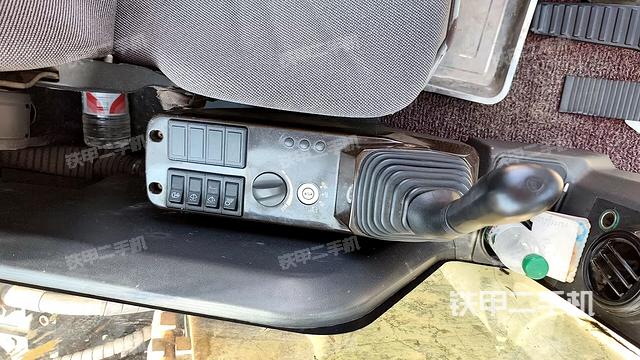 行走控制手柄和踏板 俯拍（驾驶室部分）