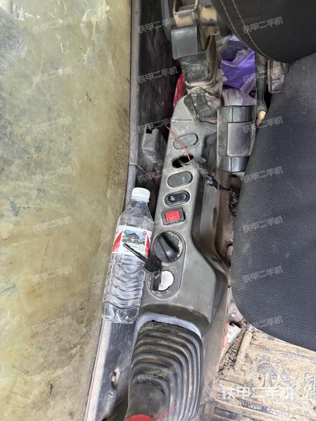 座椅右侧控制台/钥匙门/油门/含右手柄(驾驶室部分) 座椅右侧控制台/钥匙门/油门/含右手柄(驾驶室部分)