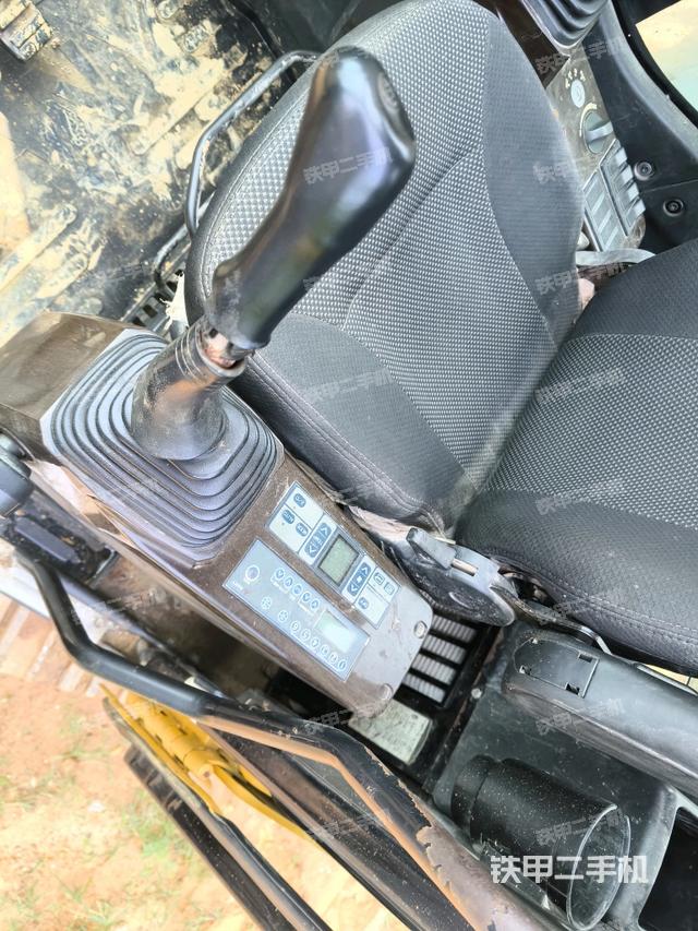 行走控制手柄和踏板 俯拍(驾驶室部分) 行走控制手柄和踏板 俯拍(驾驶室部分)