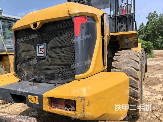 正后方(整機(jī)外觀) 正后方(整機(jī)外觀)