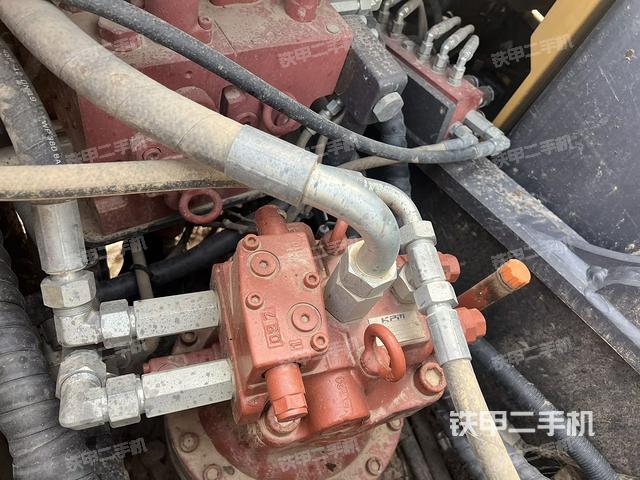 回轉(zhuǎn)馬達(dá)和主控閥(整機(jī)外觀) 回轉(zhuǎn)馬達(dá)和主控閥(整機(jī)外觀)