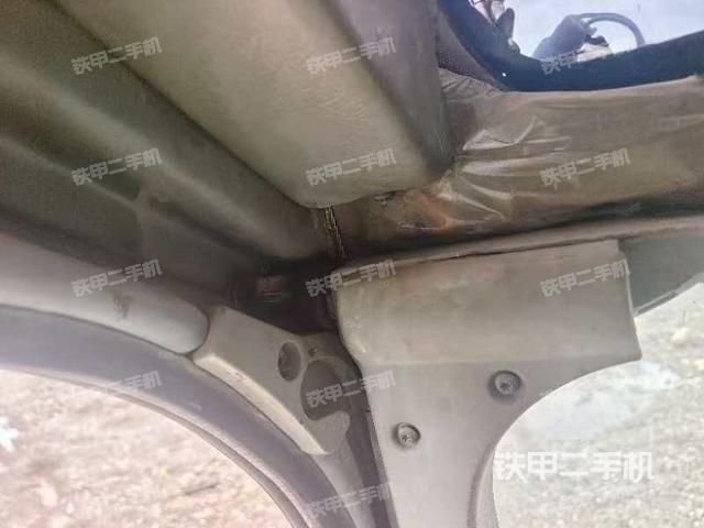 行走控制手柄和踏板 俯拍（驾驶室部分）