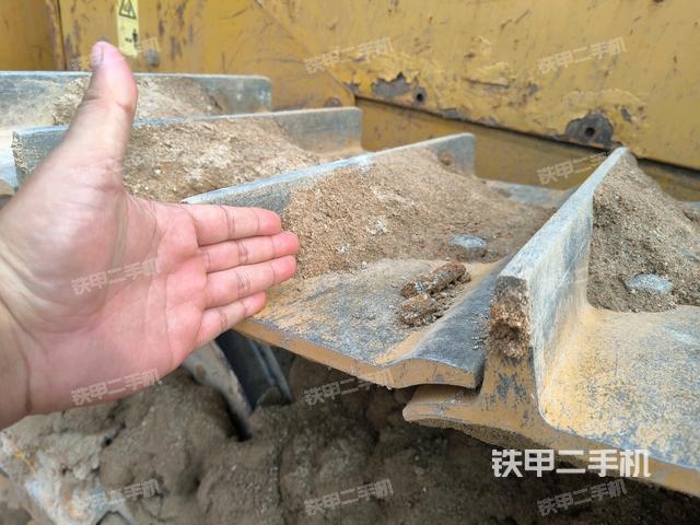 推土铲右后（推土机底盘及工作装置）