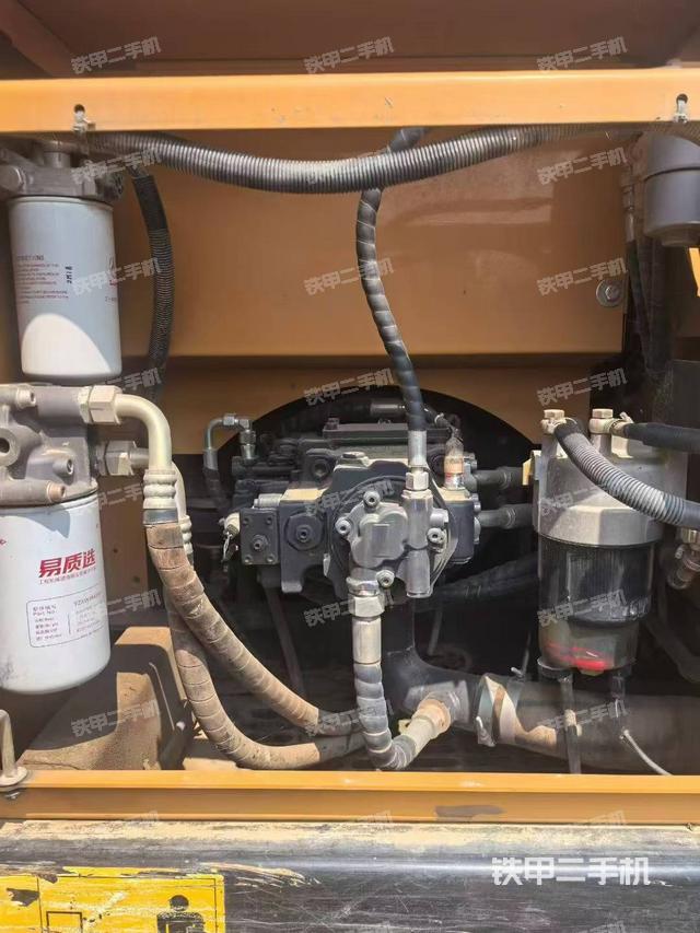 液压泵舱室正面整体(整机外观) 液压泵舱室正面整体(整机外观)