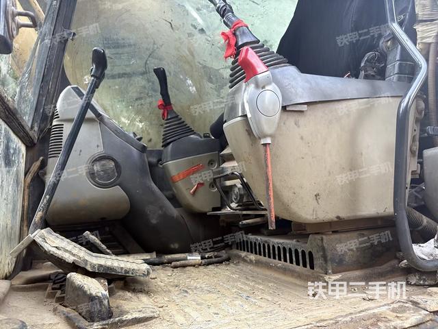 座椅左侧控制台/音响/含左手柄(驾驶室部分) 座椅左侧控制台/音响/含左手柄(驾驶室部分)