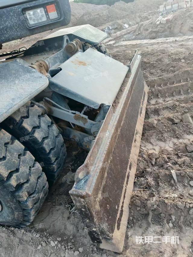 驾驶室顶部(整机外观) 驾驶室顶部(整机外观)