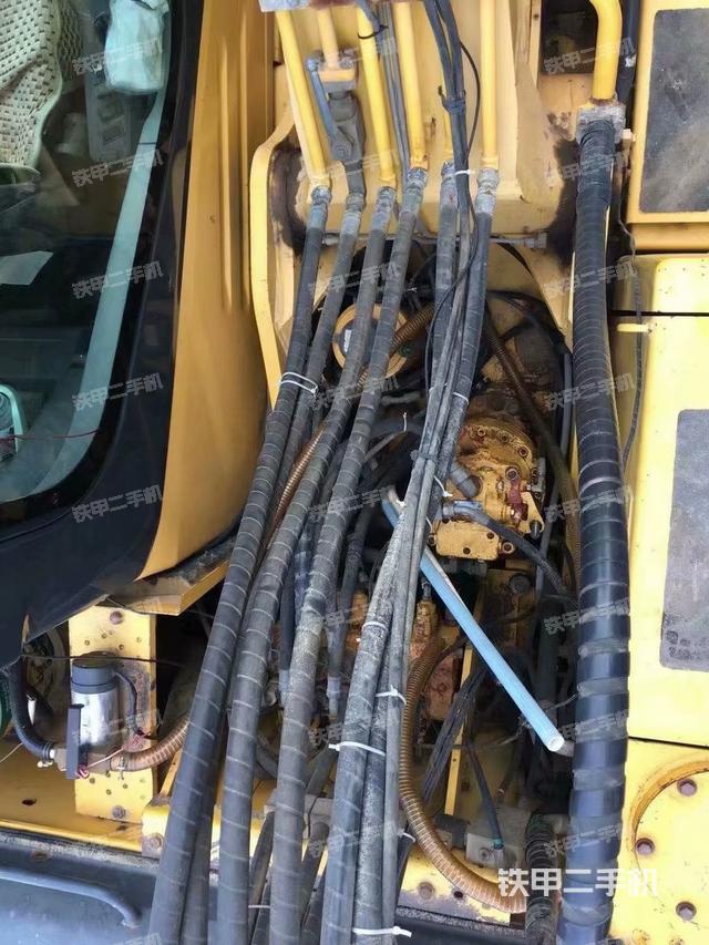 回转马达和主控阀（整机外观）