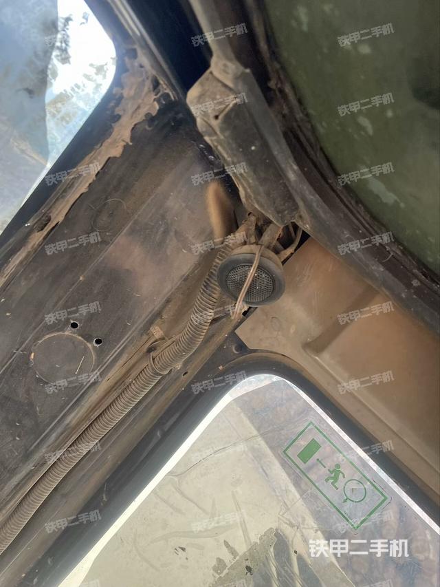 行走控制手柄和踏板 俯拍（驾驶室部分）