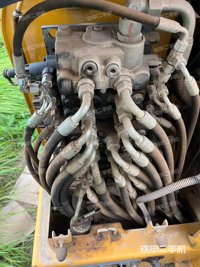 回转马达和主控阀（整机外观）