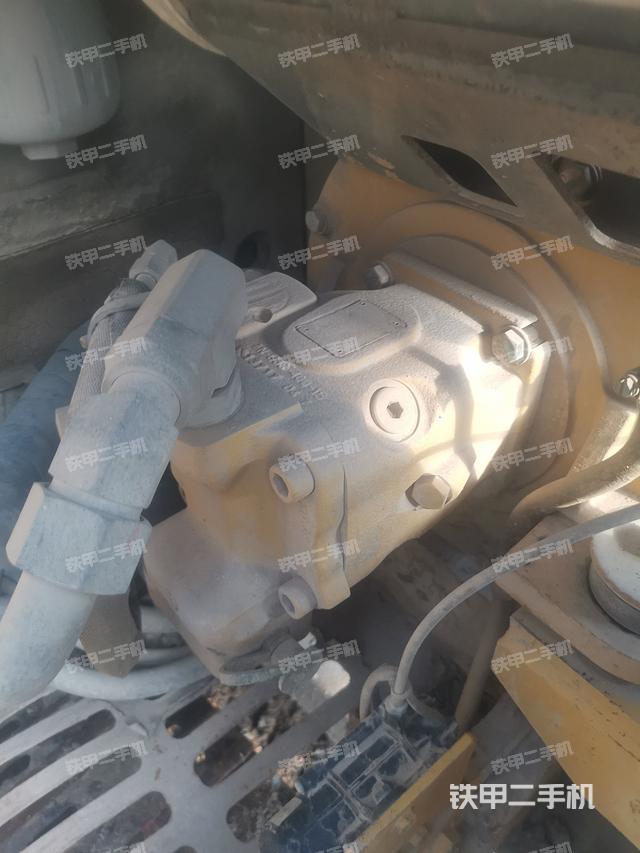 液压泵舱室正面整体（整机外观）