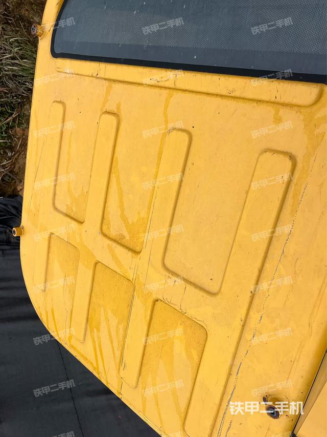 驾驶室顶部(整机外观) 驾驶室顶部(整机外观)