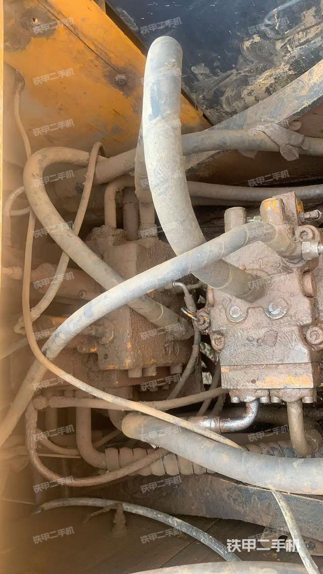 回转马达和主控阀（整机外观）