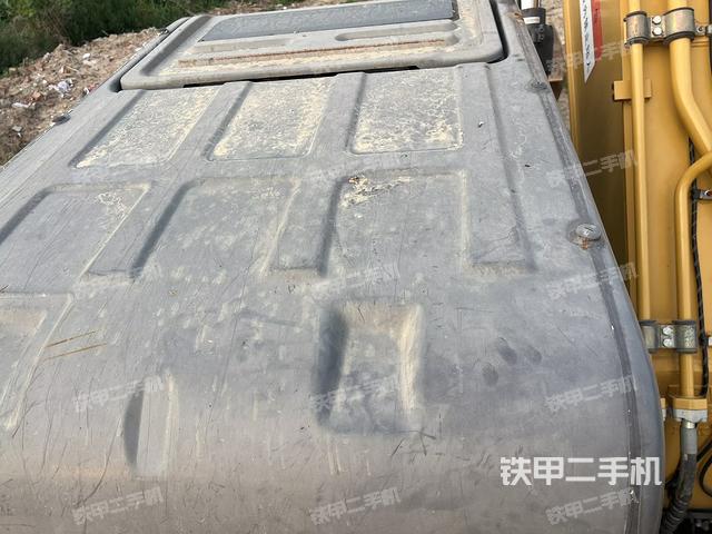 駕駛室頂部(整機(jī)外觀) 駕駛室頂部(整機(jī)外觀)