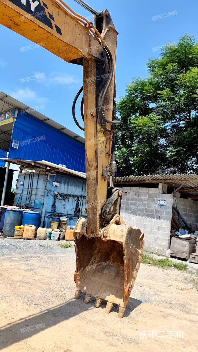 大臂油缸整体 竖拍（工作和回转装置）