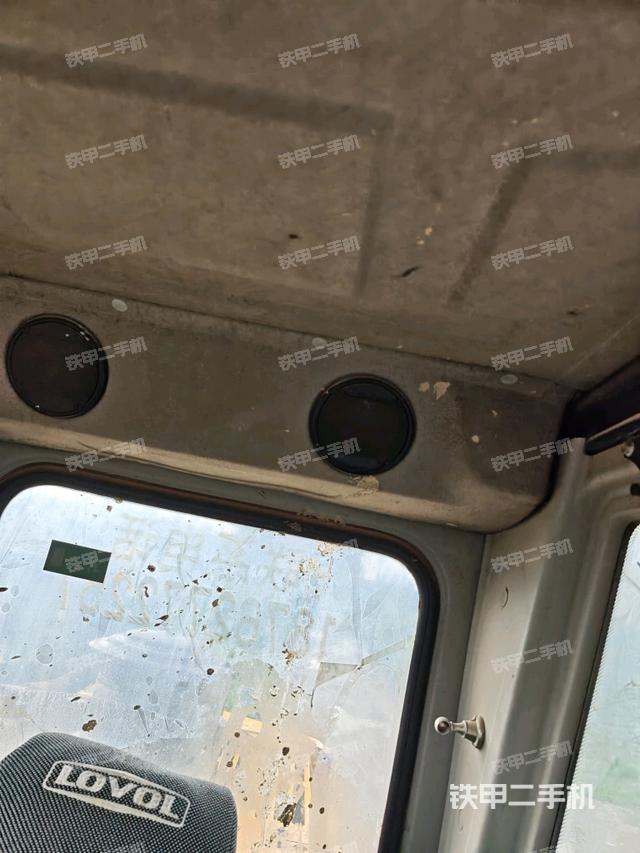 座椅右侧控制台/钥匙门/油门/含右手柄(驾驶室部分) 座椅右侧控制台/钥匙门/油门/含右手柄(驾驶室部分)