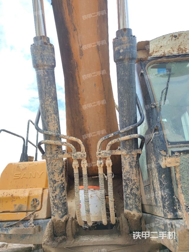 大臂油缸整体 竖拍(工作和回转装置) 大臂油缸整体 竖拍(工作和回转装置)