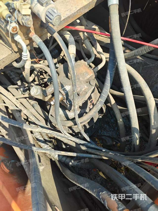 回转马达和主控阀（整机外观）