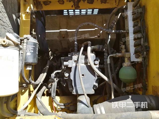 液压泵舱室正面整体（整机外观）