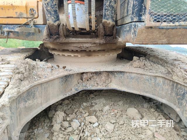 转盘和下车架正前(工作和回转装置) 转盘和下车架正前(工作和回转装置)