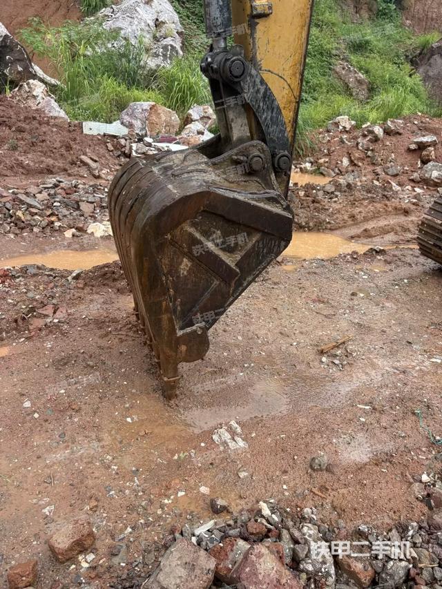 铲斗右后整体(工作和回转装置) 铲斗右后整体(工作和回转装置)