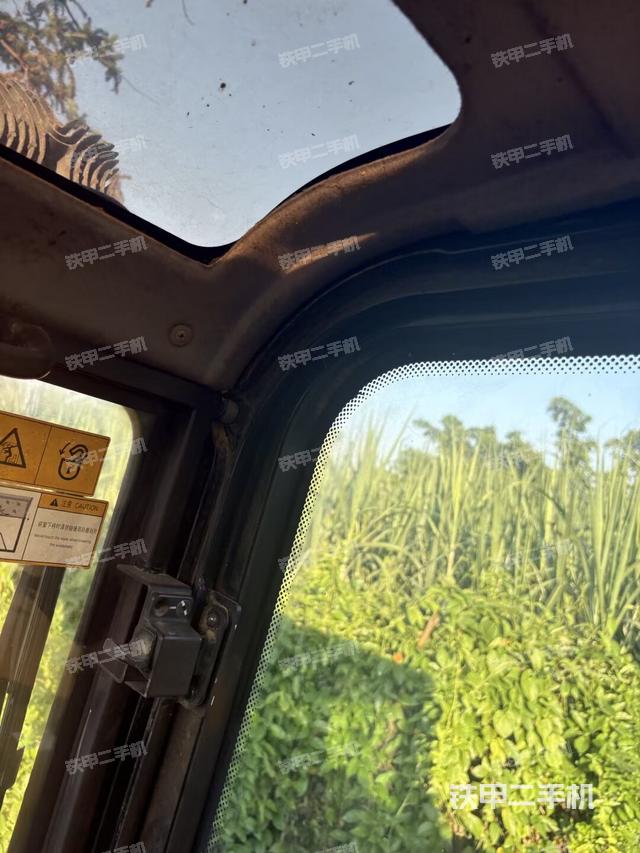 座椅左侧控制台/音响/含左手柄(驾驶室部分) 座椅左侧控制台/音响/含左手柄(驾驶室部分)