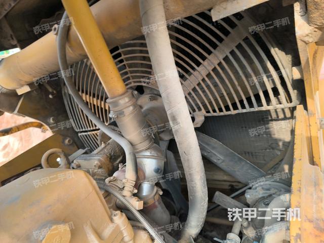 发动机右侧全景（推土机发动机舱）