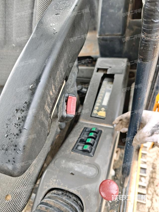 行走控制手柄和踏板 俯拍(驾驶室部分) 行走控制手柄和踏板 俯拍(驾驶室部分)