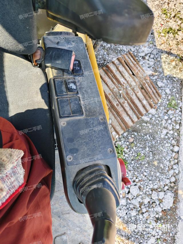 座椅左侧控制台/音响/含左手柄(驾驶室部分) 座椅左侧控制台/音响/含左手柄(驾驶室部分)