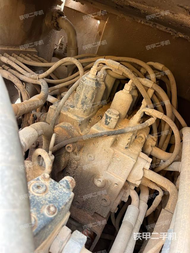 回转马达和主控阀(整机外观) 回转马达和主控阀(整机外观)