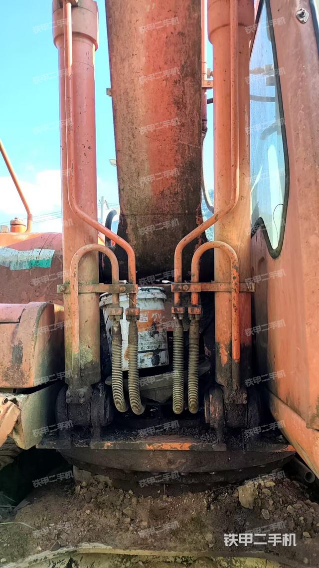 大臂油缸整体 竖拍（工作和回转装置）