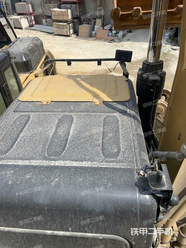 驾驶室顶部(整机外观) 驾驶室顶部(整机外观)