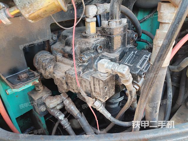 回转马达和主控阀（整机外观）