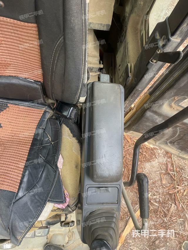 座椅左侧控制台/音响/含左手柄（驾驶室部分）