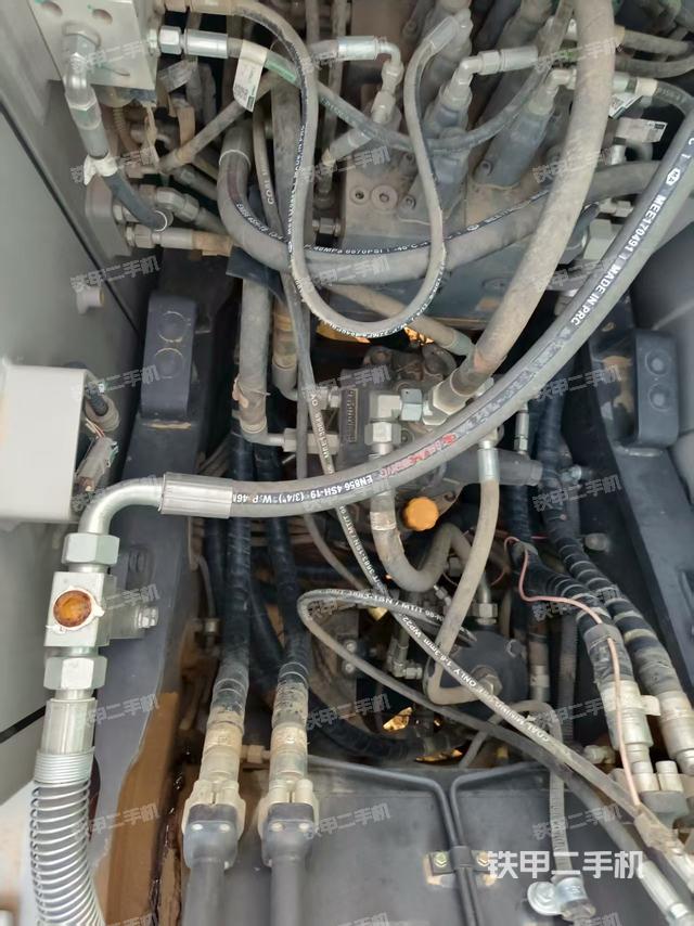 回转马达和主控阀(整机外观) 回转马达和主控阀(整机外观)