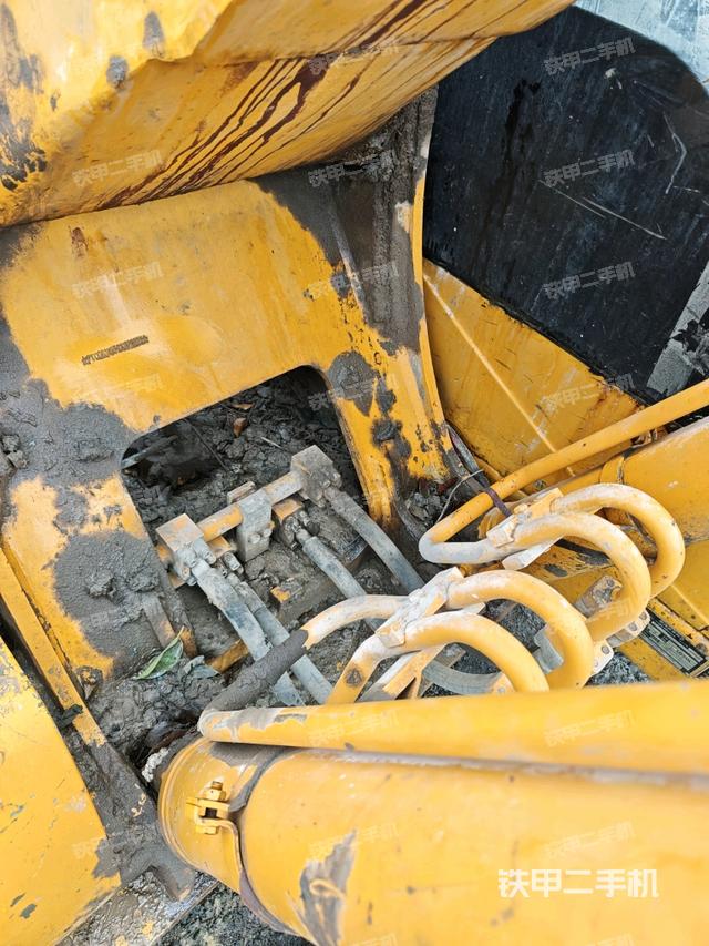 大臂油缸整体 竖拍(工作和回转装置) 大臂油缸整体 竖拍(工作和回转装置)