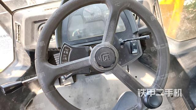 駕駛室內(nèi)部(駕駛室部分) 駕駛室內(nèi)部(駕駛室部分)