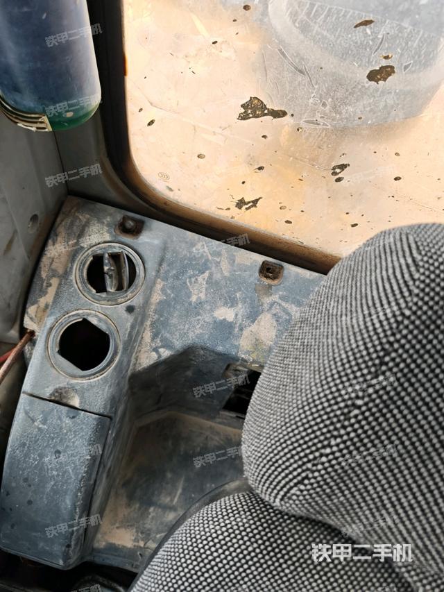 座椅左侧控制台/音响/含左手柄(驾驶室部分) 座椅左侧控制台/音响/含左手柄(驾驶室部分)