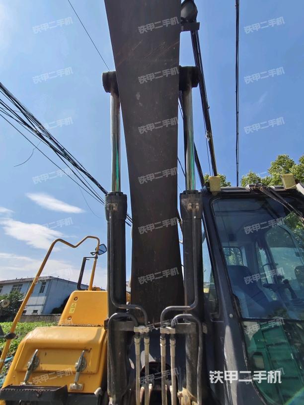 大臂油缸整体 竖拍(工作和回转装置) 大臂油缸整体 竖拍(工作和回转装置)