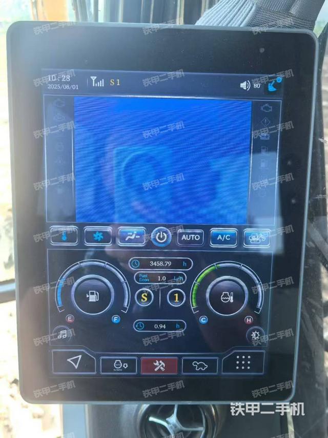 驾驶室顶部(整机外观) 驾驶室顶部(整机外观)