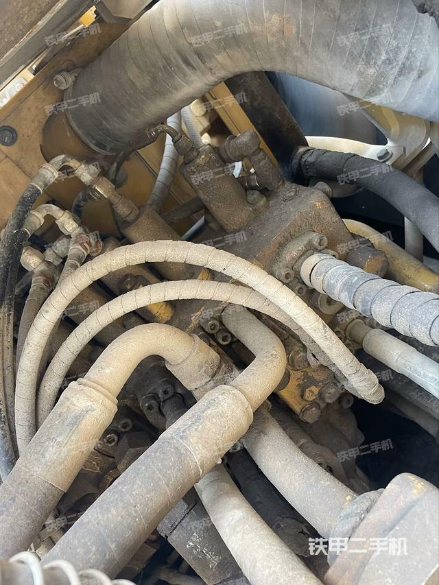 回转马达和主控阀(整机外观) 回转马达和主控阀(整机外观)