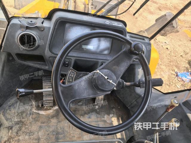 頂棚整體  內(nèi)(駕駛室部分) 頂棚整體  內(nèi)(駕駛室部分)