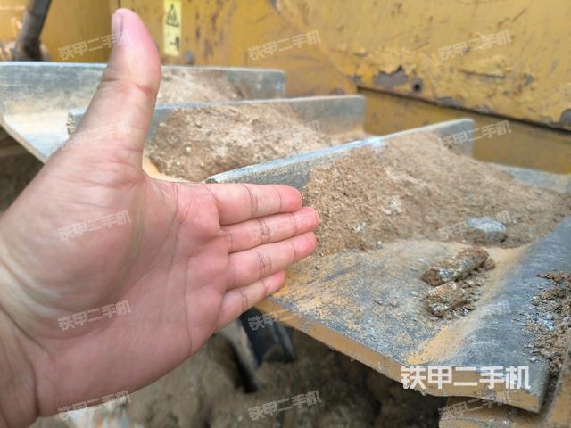 右侧履带全景（推土机底盘及工作装置）