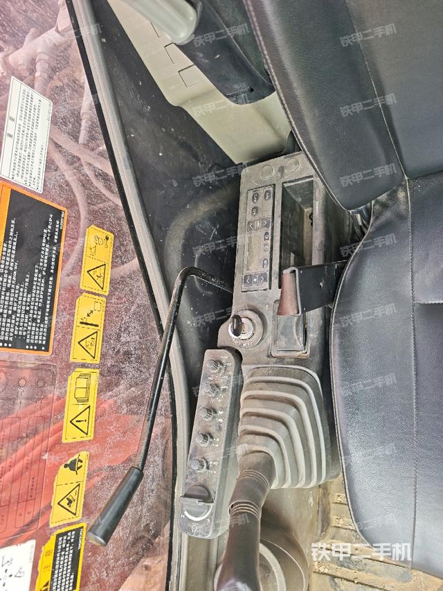 座椅右側(cè)控制臺(tái)/鑰匙門(mén)/油門(mén)/含右手柄（駕駛室部分）