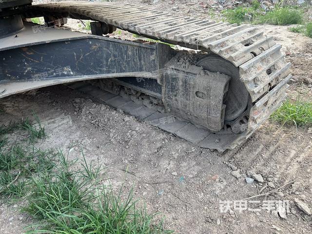 單側(cè)履帶整體(整機(jī)外觀) 單側(cè)履帶整體(整機(jī)外觀)