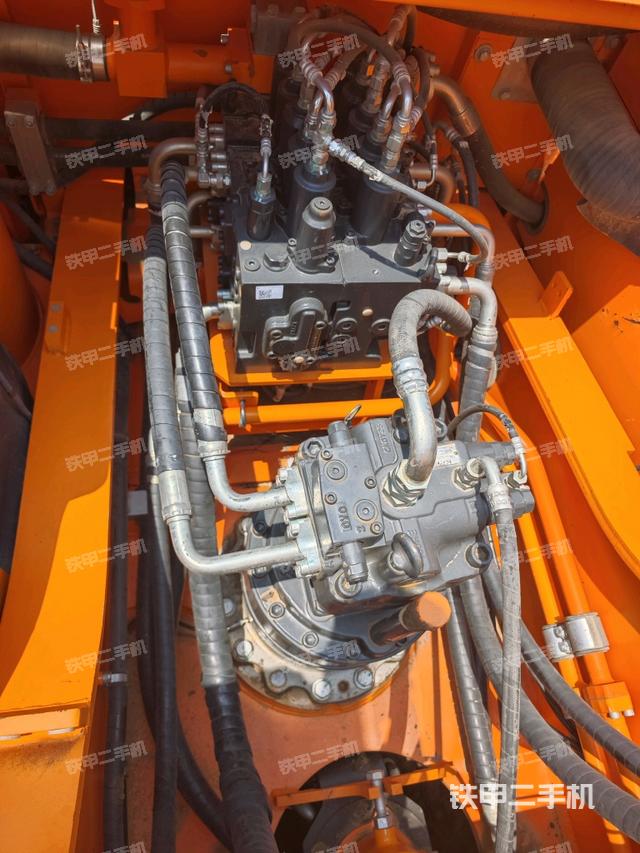 回转马达和主控阀(整机外观) 回转马达和主控阀(整机外观)