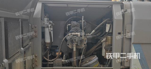 液压泵舱室正面整体（整机外观）