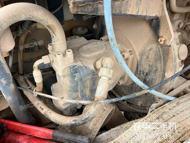 液压泵舱室正面整体（整机外观）