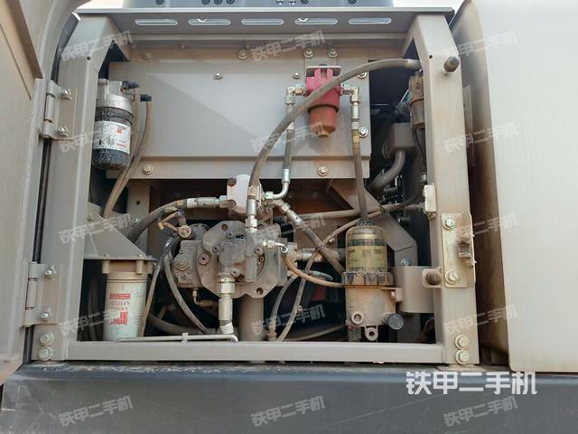 液压泵舱室正面整体(整机外观) 液压泵舱室正面整体(整机外观)