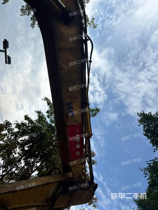 大臂油缸整体 竖拍(工作和回转装置) 大臂油缸整体 竖拍(工作和回转装置)